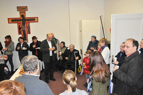 Otec Tišek mluví k otci Martinovi.