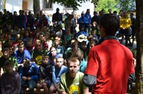 Hlavasovy rozkazy v prostorách venkovního kostela po Andělu Páně.