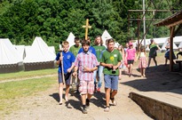 Průvod do venkovního kostela při slavnosti svatých Cyrila a Metoděje. 