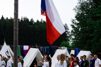 Družinka Včelek vytahuje vlajku na ranním nástupu. 