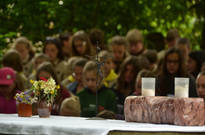 Zaostřeno na oltář.