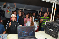 Konec hezky za DJ pultíkem.